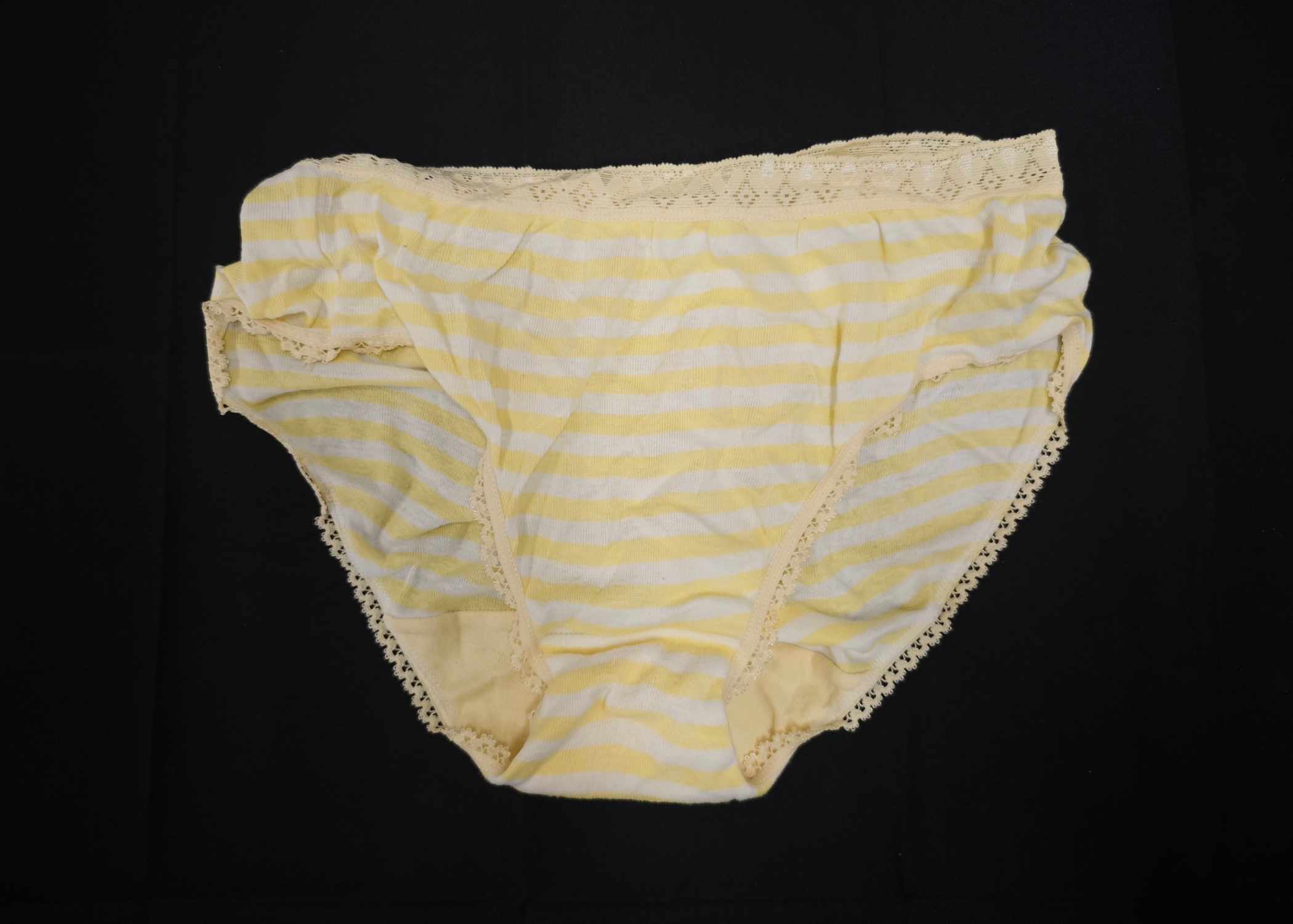 【着用写真あり】30代 普通 ショーツ 使用感多め 汚れあり